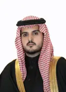 محافظ الطائف يؤدي صلاة الميت على شهيد حادث مروحية أرامكو