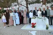 معلمان تركيان يعقدان قرانهما في ساحة مدرستهما بحفل زفاف استثنائي