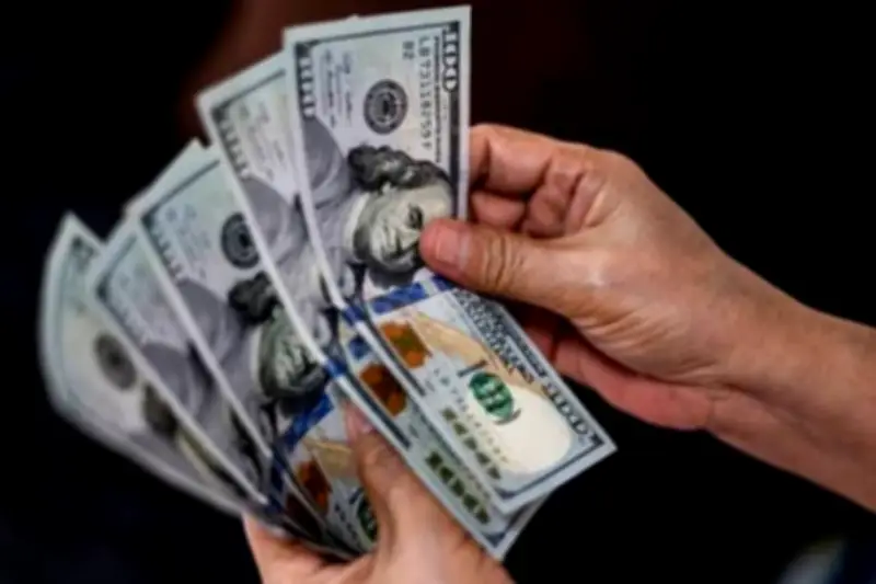 الدولار يحافظ على أعلى مستوياته في أسبوع أمام العملات الرئيسية