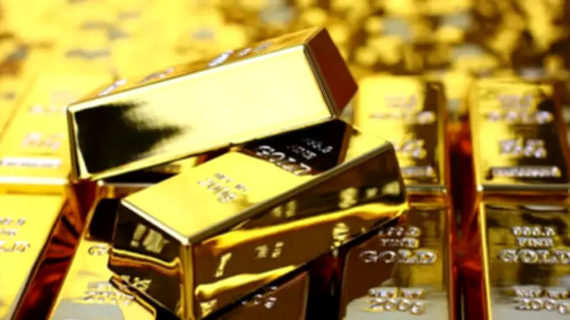 تباين أسعار الذهب: ارتفاع فوري وتراجع العقود الآجلة