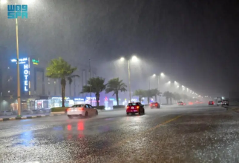 أمطار غزيرة وسيول تجتاح محافظات جازان وتحذيرات من الأرصاد