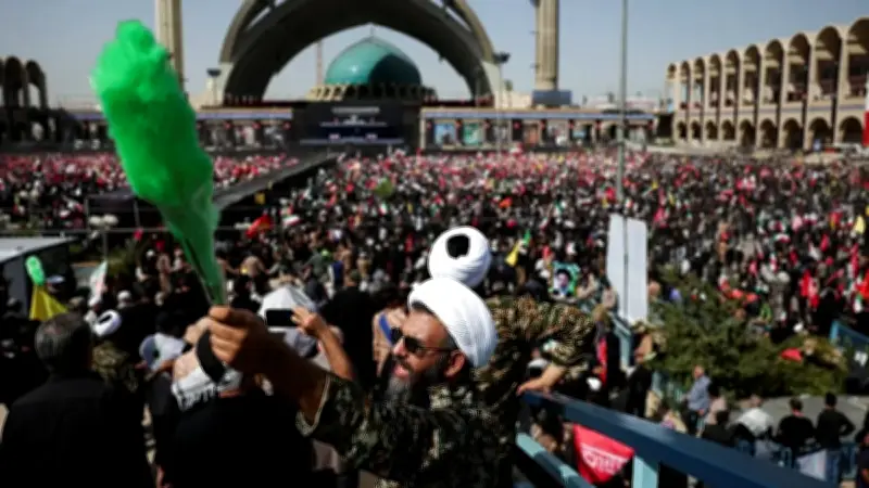 إيران تبدأ مراسم تشييع خامنئي لمدة 6 أيام وسط تحذيرات بشأن مضيق هرمز