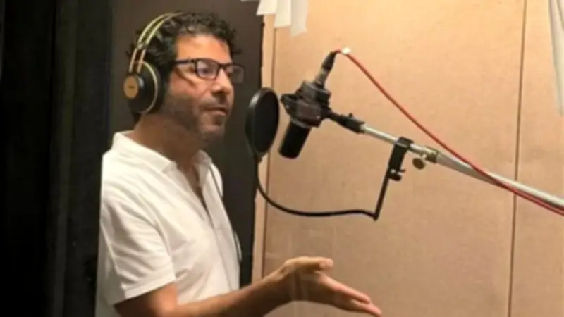 إياد نصار يعود للإذاعة بمسلسل «ظل الساعي» بالتعاون مع التضامن الاجتماعي