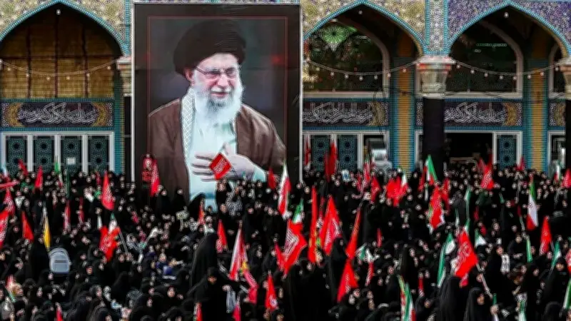 تشييع جنائزي حاشد لخامنئي في قم بمشاركة الملايين