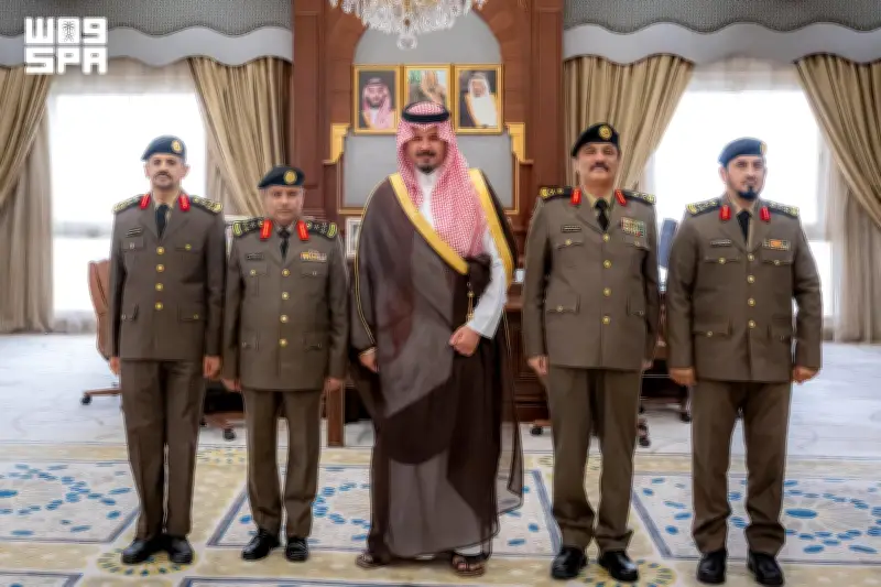 أمير المدينة المنورة يقلد ثلاثة ضباط رتبهم الجديدة بعد ترقيتهم
