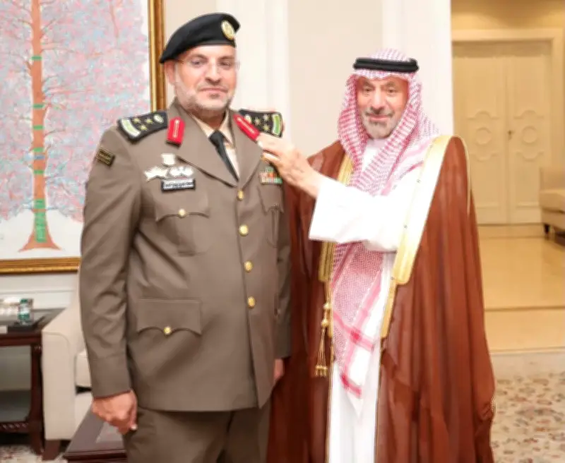 أمير نجران يقلد العميد خالد القرمودي رتبته الجديدة بعد الترقية
