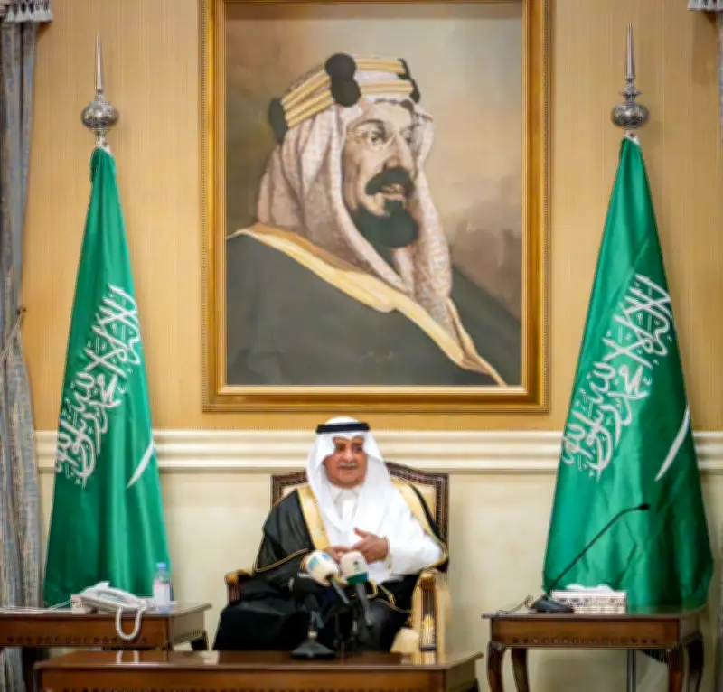 أمير تبوك يرفع الشكر للقيادة ويشيد بمشاعر أهالي المنطقة خلال لقائه بهم