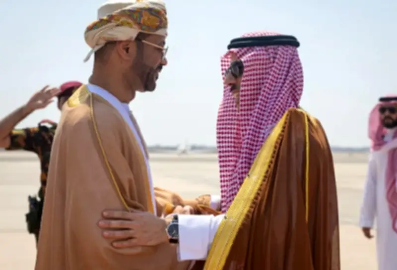 وزير الخارجية السعودي يصل إلى مسقط في زيارة رسمية