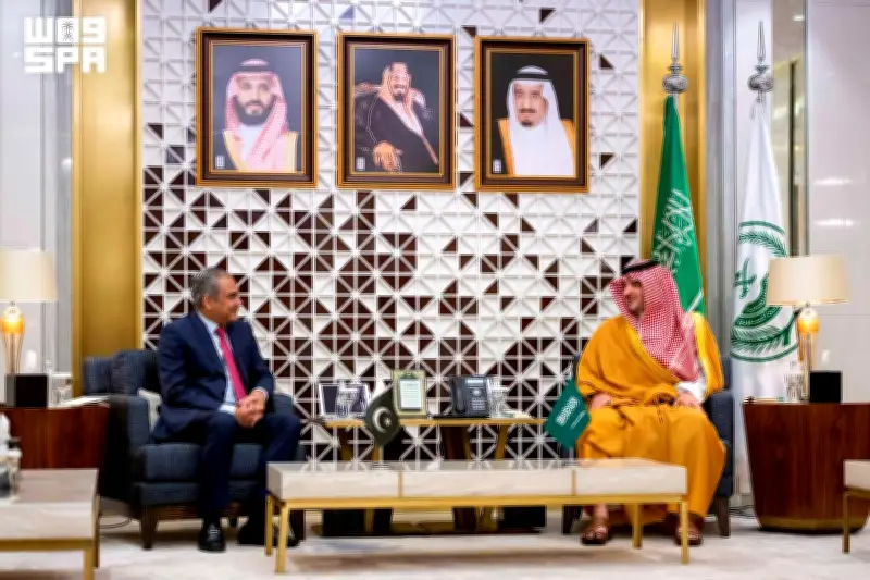 وزير الداخلية يوقع مذكرة تفاهم أمنية مع نظيره الباكستاني