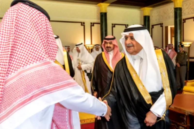 أمير تبوك يستقبل وكلاء ومنسوبي الإمارة ويشيد بجهودهم