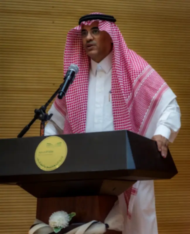 مدير تعليم الطائف يكرّم المتقاعدين ويشيد بعطائهم في خدمة التعليم