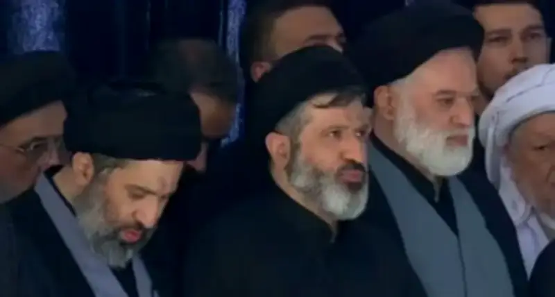غياب الخمينيي عن جنازة والده يثير تساؤلات عن وضعه
