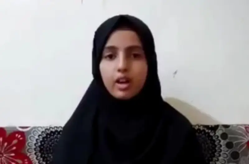 طفلة يمنية تستغيث العالم بعد إعدام والدها لوالدتها حرقاً