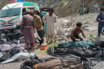 مصرع 40 شخصاً في حادث سقوط حافلة بمنحدر شمال غرب باكستان