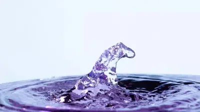 الذكاء الاصطناعي يكشف سرًا جزيئيًا في سلوك الماء العكسي للسوائل