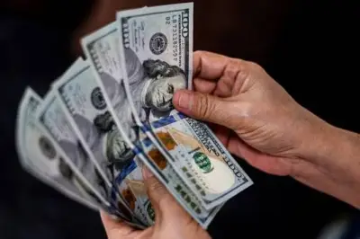 الدولار يحافظ على أعلى مستوياته في أسبوع أمام العملات الرئيسية