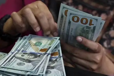 الدولار يستقر قرب أدنى مستوياته في أسبوعين مع تراجع توقعات رفع الفائدة