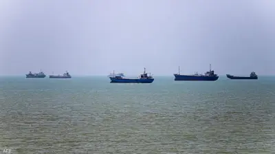 جنوح سفينة حاويات أجنبية في مضيق هرمز بعد انحرافها عن الممر الإيراني