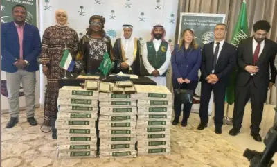 مركز الملك سلمان يسلم 25 طن تمور هدية للسيراليون