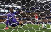 النصر يتصدر الدوري السعودي بفوز صعب على الخليج