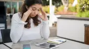 ضباب الدماغ يهدد الشباب في الثلاثينات والأربعينات.. أسباب خفية وعلامات تحذيرية