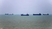 جنوح سفينة حاويات أجنبية في مضيق هرمز بعد انحرافها عن الممر الإيراني