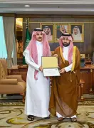 أمير جازان يكرّم موظفي وكالة الحقوق تقديراً لجهودهم المثمرة