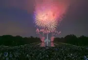 ترمب يصر على خطابه رغم العواصف في احتفال استقلال أمريكا 250